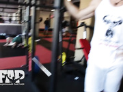 Красивый мальчик рассказывает про пресс